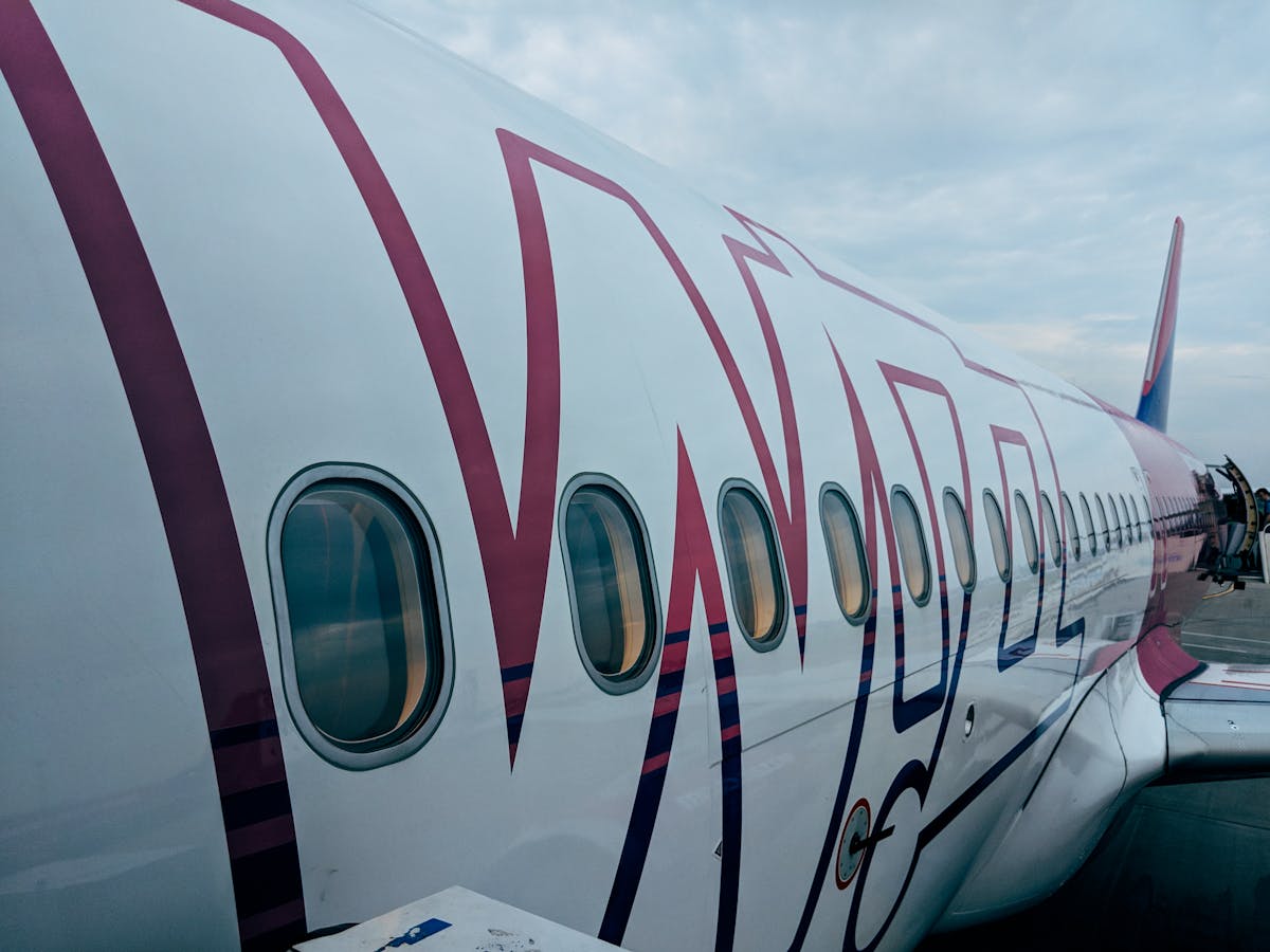 Wizz Air rokas bagāžas izmēri un noteikumi 2026